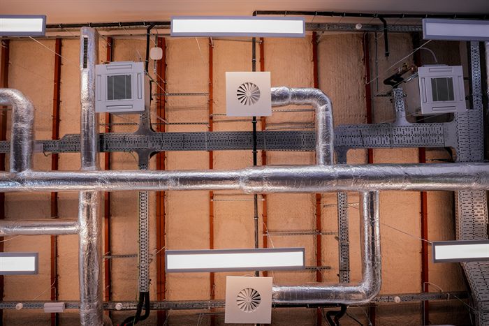 Zichtbaar technisch plafond, uitgelijnde leidingen