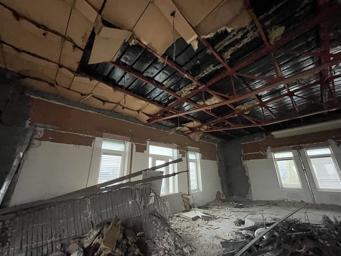 Gestripte structuur, zichtbare liggers en vloerplaat