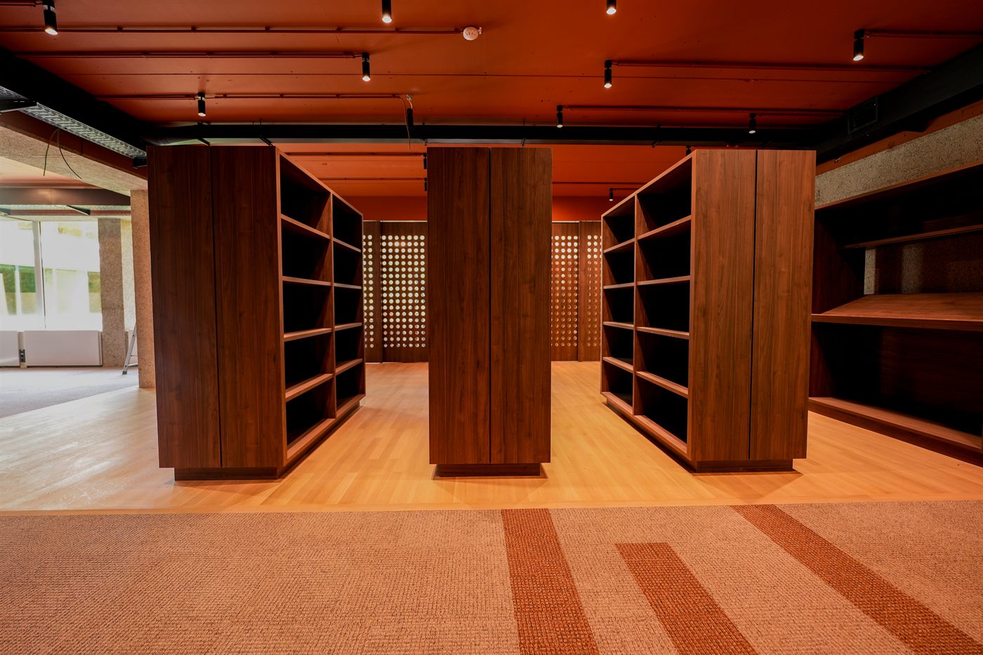 Grote kantoorverdieping, houten boekenkasten, terracotta plafond