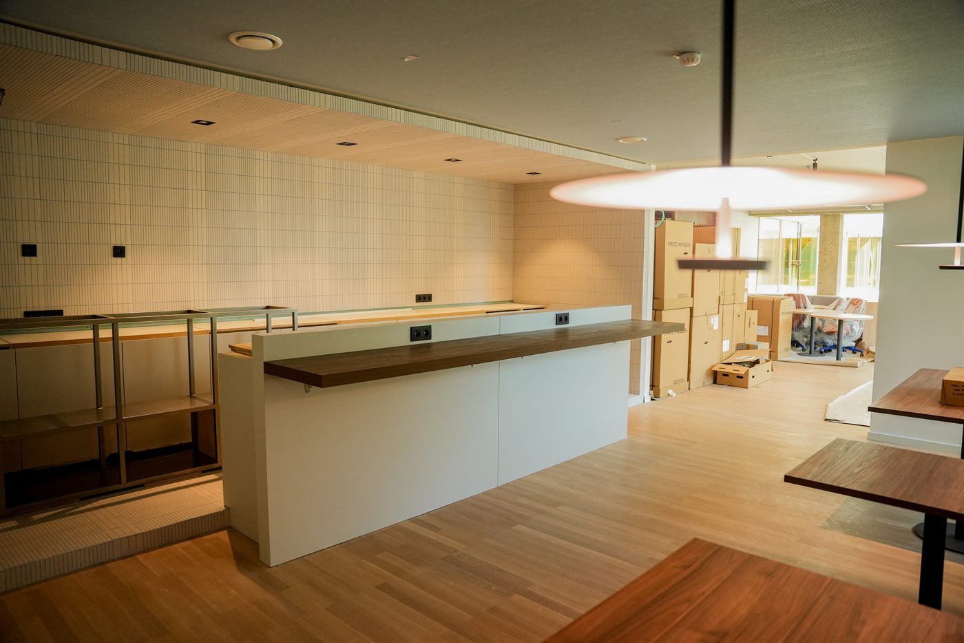 Cafetaria: toog, hoge tafels, hanglampen