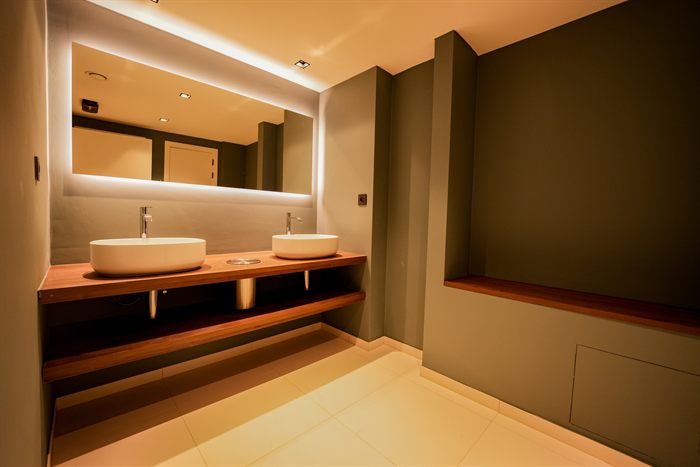 Sanitair: houten blad en spiegel met achtergrondverlichting
