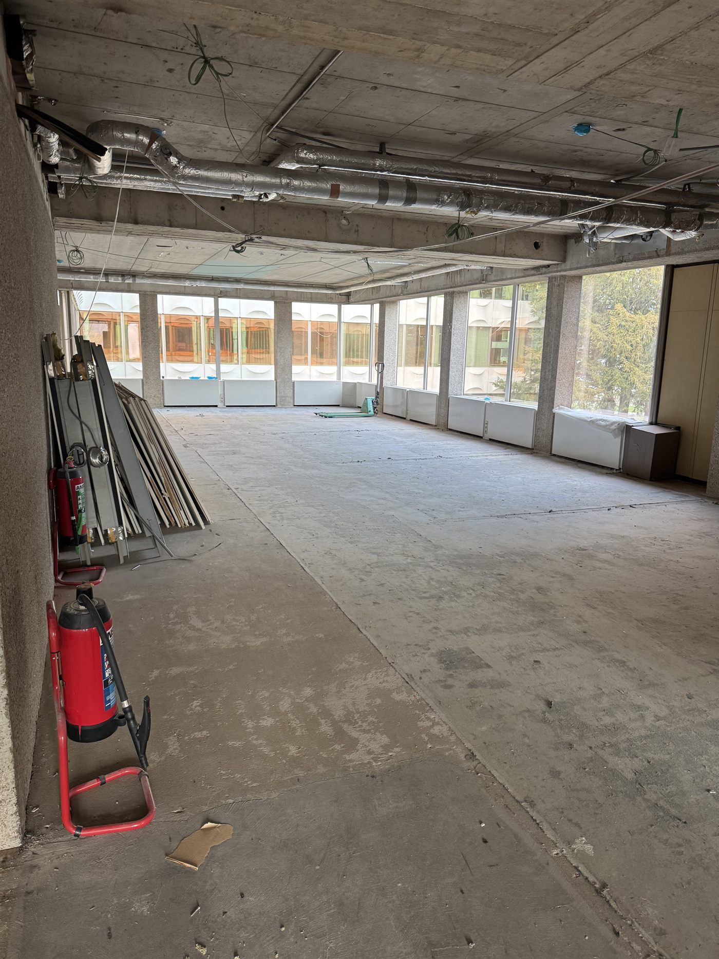 Verdieping gestript tot op de betonstructuur