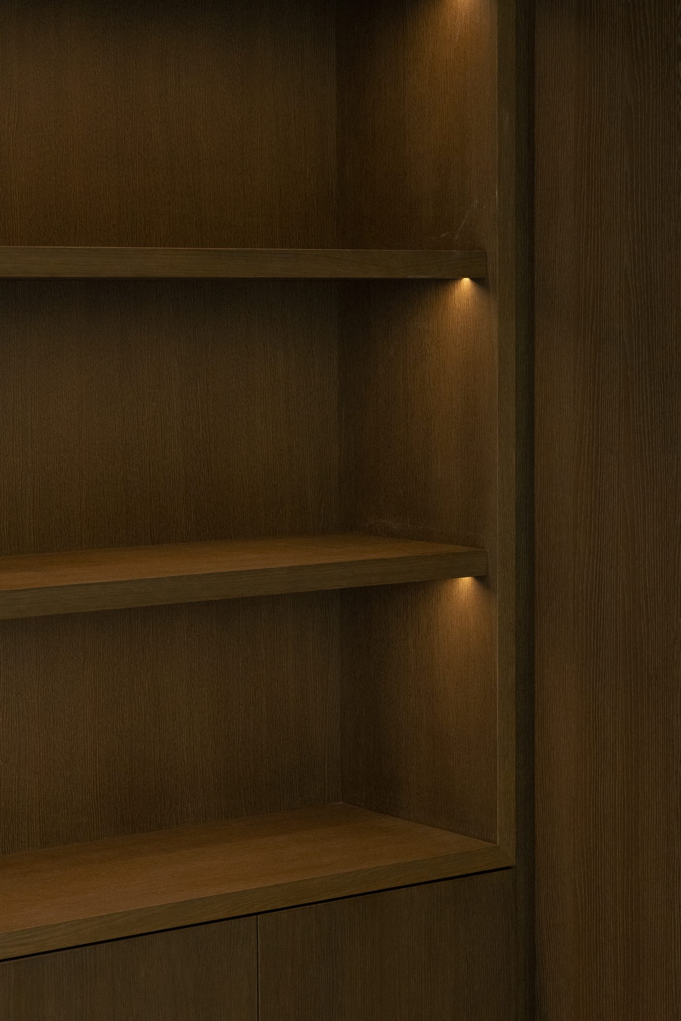 Niche en bois massif éclairée en lumière rasante
