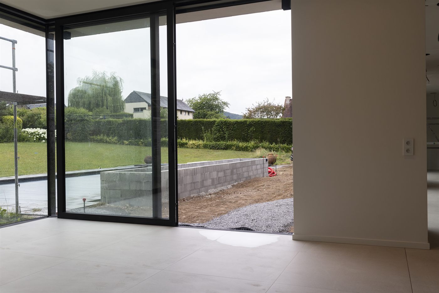Ouverture sur la terrasse et le bassin extérieur