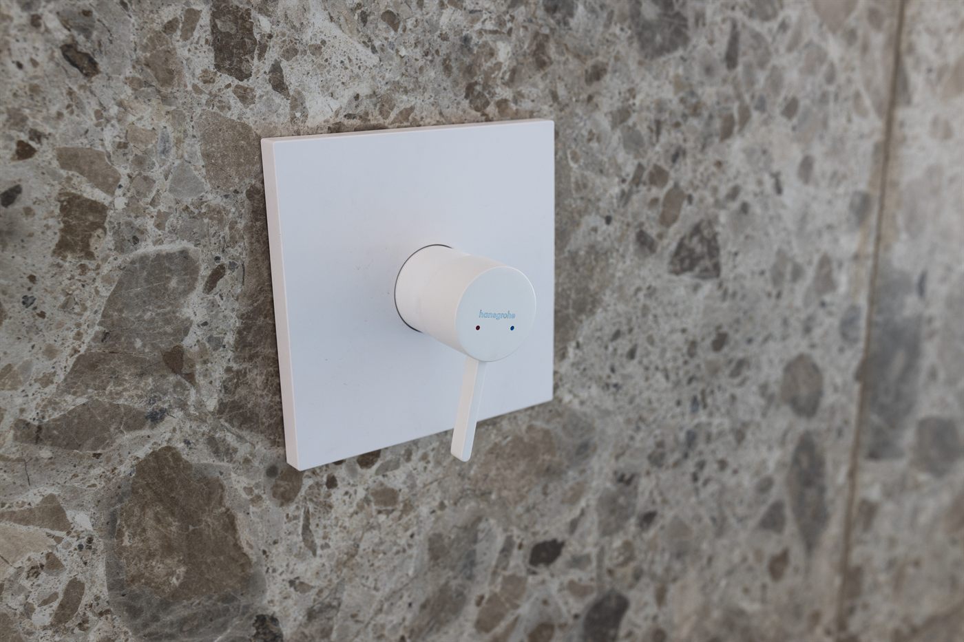 Commande encastrée sur mur en béton lavé