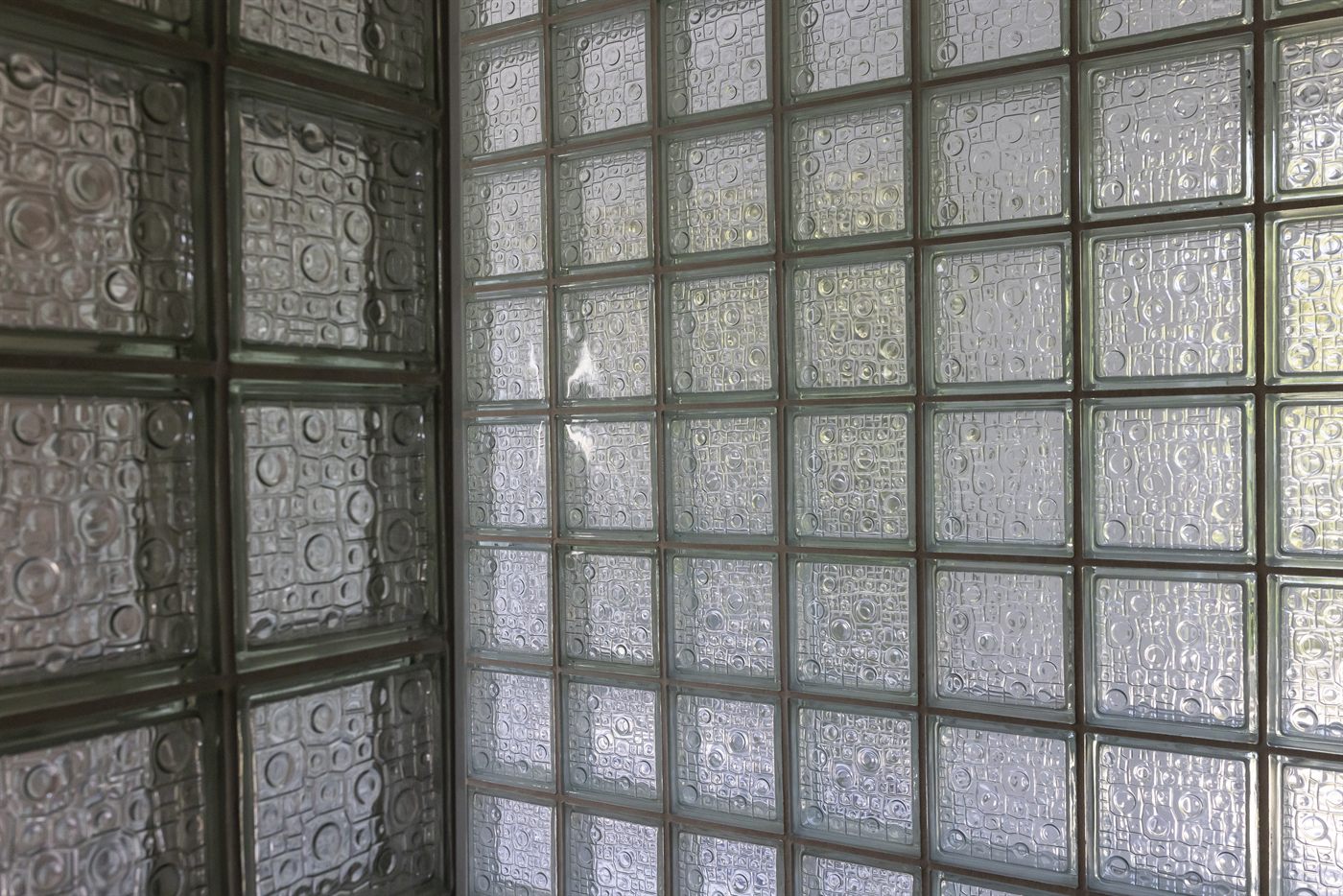 Mur en pavés de verre en contre-jour
